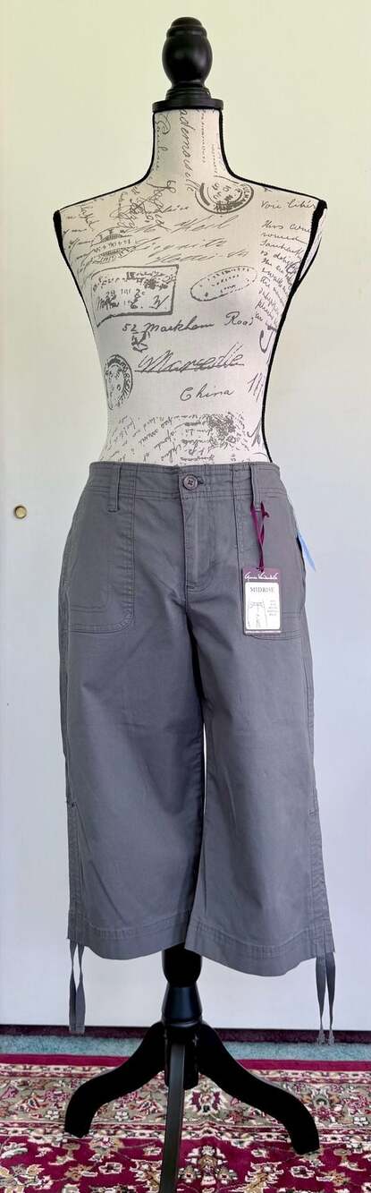 Gloria Vanderbilt Mid-Rise Embroidered Pocket Cargo Capris Size 8
